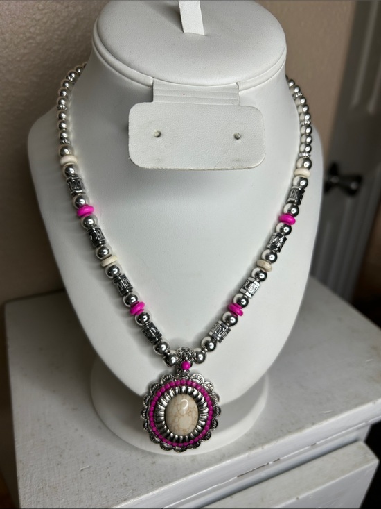 None Jewelry - WESTERN Beaded Silvertone Necklace with Oval Pendant and Pink Accents